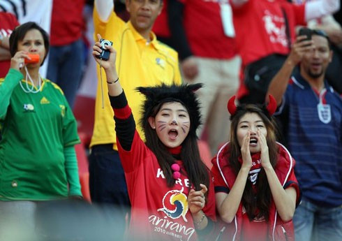 Fan nữ Argentina tự tin khoe mình bên quốc kỳ để chụp ảnh trước trận ra quân của đội nhà với Nigeria. Người đẹp Argentina thể hiện tinh thần màu cờ sắc sáo và lòng tự hào khi chứng kiến thầy trò Maradona đánh bại Nigeria. CĐV nữ Nigeria trước trận đấu. Đội nhà thua trận, nhưng tinh thần thi đấu máu lửa của tuyển Nigeria vẫn làm các CĐV của họ hài lòng. Vẻ đẹp Mỹ. Fan nữ Hàn Quốc cổ vũ đội nhà đấu với cựu vô địch Euro Hy Lạp (đội bóng Đông Á thắng 2-0). Sự phấn khích của hai fan nữ Hàn Quốc khi đội nhà thắng thuyết phục trận ra quân. Một fan nữ Pháp. Các CĐV Uruguay. CĐV nữ Mexico trong trận khai mạc với Nam Phi. Fan Nam Phi hài lòng với một điểm trong trận mở màn.