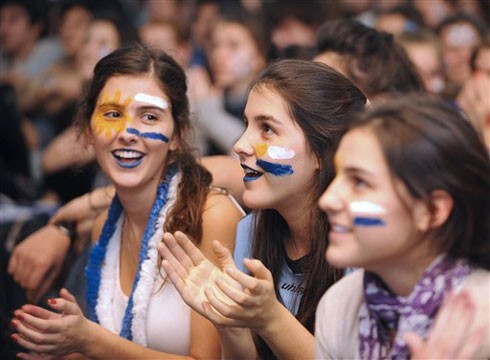 Fan nữ Argentina tự tin khoe mình bên quốc kỳ để chụp ảnh trước trận ra quân của đội nhà với Nigeria. Người đẹp Argentina thể hiện tinh thần màu cờ sắc sáo và lòng tự hào khi chứng kiến thầy trò Maradona đánh bại Nigeria. CĐV nữ Nigeria trước trận đấu. Đội nhà thua trận, nhưng tinh thần thi đấu máu lửa của tuyển Nigeria vẫn làm các CĐV của họ hài lòng. Vẻ đẹp Mỹ. Fan nữ Hàn Quốc cổ vũ đội nhà đấu với cựu vô địch Euro Hy Lạp (đội bóng Đông Á thắng 2-0). Sự phấn khích của hai fan nữ Hàn Quốc khi đội nhà thắng thuyết phục trận ra quân. Một fan nữ Pháp. Các CĐV Uruguay. CĐV nữ Mexico trong trận khai mạc với Nam Phi. Fan Nam Phi hài lòng với một điểm trong trận mở màn.