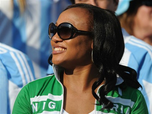 Fan nữ Argentina tự tin khoe mình bên quốc kỳ để chụp ảnh trước trận ra quân của đội nhà với Nigeria. Người đẹp Argentina thể hiện tinh thần màu cờ sắc sáo và lòng tự hào khi chứng kiến thầy trò Maradona đánh bại Nigeria. CĐV nữ Nigeria trước trận đấu. Đội nhà thua trận, nhưng tinh thần thi đấu máu lửa của tuyển Nigeria vẫn làm các CĐV của họ hài lòng. Vẻ đẹp Mỹ. Fan nữ Hàn Quốc cổ vũ đội nhà đấu với cựu vô địch Euro Hy Lạp (đội bóng Đông Á thắng 2-0). Sự phấn khích của hai fan nữ Hàn Quốc khi đội nhà thắng thuyết phục trận ra quân. Một fan nữ Pháp. Các CĐV Uruguay. CĐV nữ Mexico trong trận khai mạc với Nam Phi. Fan Nam Phi hài lòng với một điểm trong trận mở màn.