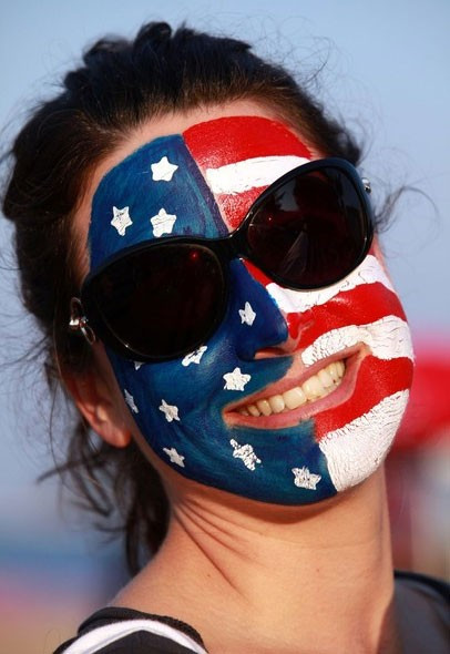 Fan nữ Argentina tự tin khoe mình bên quốc kỳ để chụp ảnh trước trận ra quân của đội nhà với Nigeria. Người đẹp Argentina thể hiện tinh thần màu cờ sắc sáo và lòng tự hào khi chứng kiến thầy trò Maradona đánh bại Nigeria. CĐV nữ Nigeria trước trận đấu. Đội nhà thua trận, nhưng tinh thần thi đấu máu lửa của tuyển Nigeria vẫn làm các CĐV của họ hài lòng. Vẻ đẹp Mỹ. Fan nữ Hàn Quốc cổ vũ đội nhà đấu với cựu vô địch Euro Hy Lạp (đội bóng Đông Á thắng 2-0). Sự phấn khích của hai fan nữ Hàn Quốc khi đội nhà thắng thuyết phục trận ra quân. Một fan nữ Pháp. Các CĐV Uruguay. CĐV nữ Mexico trong trận khai mạc với Nam Phi. Fan Nam Phi hài lòng với một điểm trong trận mở màn.