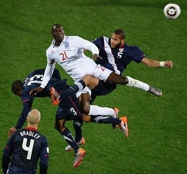 Khi tiền đạo tuyển Anh (trắng) biết tận dụng cơ hội, mọi chuyện có thể dễ dàng hơn đối với họ. Khi tiền đạo tuyển Anh (trắng) biết tận dụng cơ hội, mọi chuyện có thể dễ dàng hơn đối với họ.