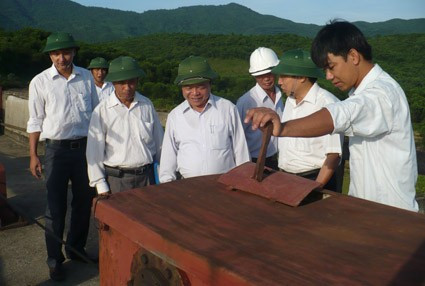 Kiểm tra vận hành tràn xả lũ tại hồ chứa nước Sông Rác... Kiểm tra vận hành tràn xả lũ tại hồ chứa nước Sông Rác...