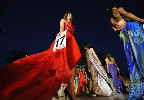 Tương tự ngày hội bóng đá sắp diễn ra ở Nam Phi, cuộc thi Miss World Cup 2010 cũng trải qua một hành trình dài vòng loại. Khoảng 950 thí sinh đã ghi danh đua tài, trước khi chọn ra 32 người đẹp đại diện cho 32 quốc gia có đội tuyển bóng đá dự World Cup 2010 vào vòng chung kết ở Đức. Lợi thế về đôi chân dài được các thi sinh tận dụng triệt để nhằm bày tỏ tinh thần màu cờ sắc áo. Trình diễn bikini là một trong những phần thi hấp dẫn nhất đêm chung kết. Các người đẹp trình diễn trong trang phục thể thao với áo là áo đấu của đội tuyển quốc gia nước họ sắp sử dụng ở World Cup 2010. Phần thi trang phục dạ hội. Nét yêu kiều của Jennifer Scherman, đại diện cho Argentina. Những đôi chân dài miên man giúp các thí sinh tạo điểm nhấn ở phần thi trang phục dạ hội. Scherman nhận được số phiếu cao nhất từ ban giám khảo trong đó có nhiều nhân vật uy tín như Hoa hậu World Cup 2002, Edwige Madze Badakou, Hoa hậu Đức 2010, Anne Julia Hagen. Ngoài ra, thành viên ban giám khảo còn có cựu tuyển thủ Đức vô địch World Cup 2010, Pierre Littbarski, và cựu tiền đạo Bayern Munich, Roy Makaay. Đại diện Hy Lạp, Katerina Giannoglou (trái) đoạt giải Á hậu một. Giải Á hậu hai thuộc về người đẹp Hà Lan Avalon-Chanel Weijzig (phải).