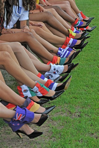 Tương tự ngày hội bóng đá sắp diễn ra ở Nam Phi, cuộc thi Miss World Cup 2010 cũng trải qua một hành trình dài vòng loại. Khoảng 950 thí sinh đã ghi danh đua tài, trước khi chọn ra 32 người đẹp đại diện cho 32 quốc gia có đội tuyển bóng đá dự World Cup 2010 vào vòng chung kết ở Đức. Lợi thế về đôi chân dài được các thi sinh tận dụng triệt để nhằm bày tỏ tinh thần màu cờ sắc áo. Trình diễn bikini là một trong những phần thi hấp dẫn nhất đêm chung kết. Các người đẹp trình diễn trong trang phục thể thao với áo là áo đấu của đội tuyển quốc gia nước họ sắp sử dụng ở World Cup 2010. Phần thi trang phục dạ hội. Nét yêu kiều của Jennifer Scherman, đại diện cho Argentina. Những đôi chân dài miên man giúp các thí sinh tạo điểm nhấn ở phần thi trang phục dạ hội. Scherman nhận được số phiếu cao nhất từ ban giám khảo trong đó có nhiều nhân vật uy tín như Hoa hậu World Cup 2002, Edwige Madze Badakou, Hoa hậu Đức 2010, Anne Julia Hagen. Ngoài ra, thành viên ban giám khảo còn có cựu tuyển thủ Đức vô địch World Cup 2010, Pierre Littbarski, và cựu tiền đạo Bayern Munich, Roy Makaay. Đại diện Hy Lạp, Katerina Giannoglou (trái) đoạt giải Á hậu một. Giải Á hậu hai thuộc về người đẹp Hà Lan Avalon-Chanel Weijzig (phải).