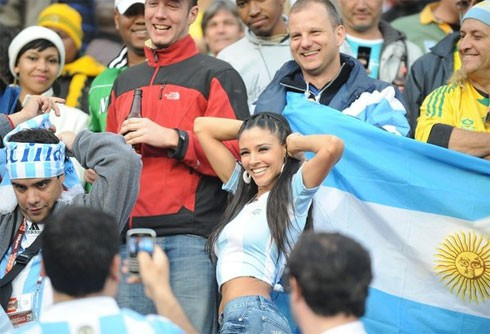 Fan nữ Argentina tự tin khoe mình bên quốc kỳ để chụp ảnh trước trận ra quân của đội nhà với Nigeria. Người đẹp Argentina thể hiện tinh thần màu cờ sắc sáo và lòng tự hào khi chứng kiến thầy trò Maradona đánh bại Nigeria. CĐV nữ Nigeria trước trận đấu. Đội nhà thua trận, nhưng tinh thần thi đấu máu lửa của tuyển Nigeria vẫn làm các CĐV của họ hài lòng. Vẻ đẹp Mỹ. Fan nữ Hàn Quốc cổ vũ đội nhà đấu với cựu vô địch Euro Hy Lạp (đội bóng Đông Á thắng 2-0). Sự phấn khích của hai fan nữ Hàn Quốc khi đội nhà thắng thuyết phục trận ra quân. Một fan nữ Pháp. Các CĐV Uruguay. CĐV nữ Mexico trong trận khai mạc với Nam Phi. Fan Nam Phi hài lòng với một điểm trong trận mở màn.