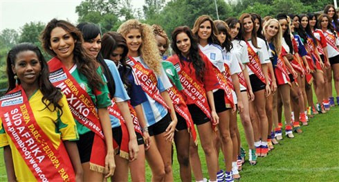 Tương tự ngày hội bóng đá sắp diễn ra ở Nam Phi, cuộc thi Miss World Cup 2010 cũng trải qua một hành trình dài vòng loại. Khoảng 950 thí sinh đã ghi danh đua tài, trước khi chọn ra 32 người đẹp đại diện cho 32 quốc gia có đội tuyển bóng đá dự World Cup 2010 vào vòng chung kết ở Đức. Lợi thế về đôi chân dài được các thi sinh tận dụng triệt để nhằm bày tỏ tinh thần màu cờ sắc áo. Trình diễn bikini là một trong những phần thi hấp dẫn nhất đêm chung kết. Các người đẹp trình diễn trong trang phục thể thao với áo là áo đấu của đội tuyển quốc gia nước họ sắp sử dụng ở World Cup 2010. Phần thi trang phục dạ hội. Nét yêu kiều của Jennifer Scherman, đại diện cho Argentina. Những đôi chân dài miên man giúp các thí sinh tạo điểm nhấn ở phần thi trang phục dạ hội. Scherman nhận được số phiếu cao nhất từ ban giám khảo trong đó có nhiều nhân vật uy tín như Hoa hậu World Cup 2002, Edwige Madze Badakou, Hoa hậu Đức 2010, Anne Julia Hagen. Ngoài ra, thành viên ban giám khảo còn có cựu tuyển thủ Đức vô địch World Cup 2010, Pierre Littbarski, và cựu tiền đạo Bayern Munich, Roy Makaay. Đại diện Hy Lạp, Katerina Giannoglou (trái) đoạt giải Á hậu một. Giải Á hậu hai thuộc về người đẹp Hà Lan Avalon-Chanel Weijzig (phải).