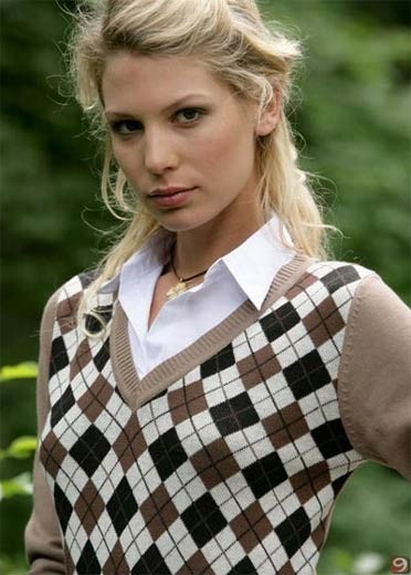 Sylvie Van der Vaart, MC truyền hình - vợ của tiền vệ Rafael Van der Vaart (đội tuyển Hà Lan). Ariadne Artiles, người mẫu 28 tuổi được cho là có mối quan hệ tình cảm với thủ môn Iker Casillas (Tây Ban Nha). Yolanthe Cabau, bạn gái của tiền vệ Wesley Sneijder (Hà Lan). Người mẫu CH Czech Alena Seredova - vợ của thủ môn Gianluigi Buffon (Italy). Samantha Powell, bóng hồng của hậu vệ Tony Lochhead (New Zealand). Người mẫu ảnh Abigail Clancy, bạn gái của tiền đạo Peter Crouch (Anh). Sarah Brandner, bạn gái của tiền vệ Bastian Schweinsteiger (Đức). Người mẫu Bethany Dempsey, vợ của cầu thủ Clint Dempsey (Mỹ). Irina Shayk, người được cho là bạn gái mới của Cristiano Ronaldo (Bồ Đào Nha). Eva Gonzalez, cựu hoa hậu Tây Ban Nha, từng là bạn gái thủ môn Casillas.