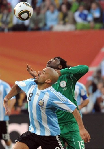 Sự vắng mặt của Veron (áo trắng xanh) là bài toán khó, thử thách Maradona. Ảnh: AFP. Sự vắng mặt của Veron (áo trắng xanh) là bài toán khó, thử thách Maradona. Ảnh: AFP.