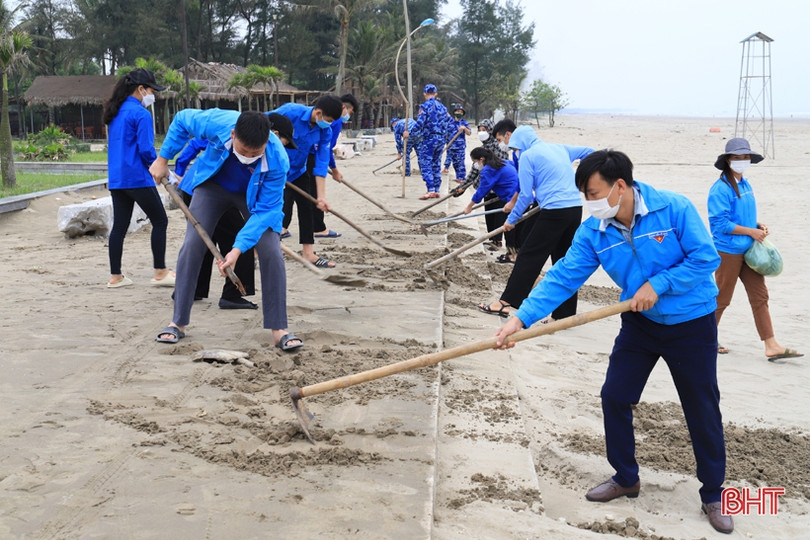 Thanh niên Nghi Xuân và Hải đội 102 ra quân làm sạch bãi biển