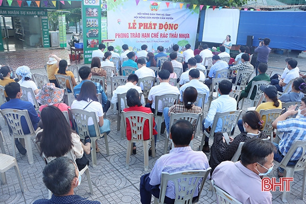 Nông dân Cẩm Xuyên hưởng ứng phong trào hạn chế rác thải nhựa