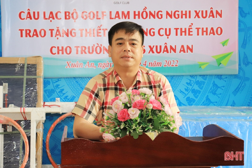 Tặng thiết bị thể thao cho 2 trường học ở Nghi Xuân