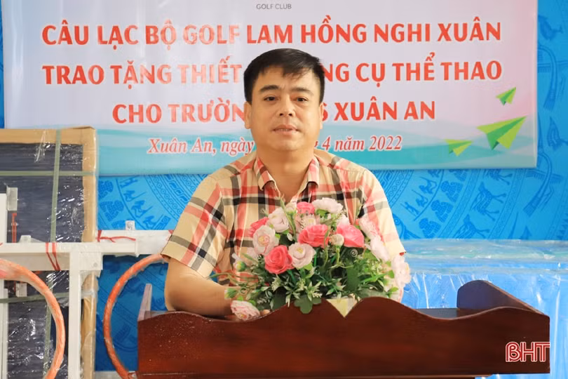 Tặng thiết bị thể thao cho 2 trường học ở Nghi Xuân