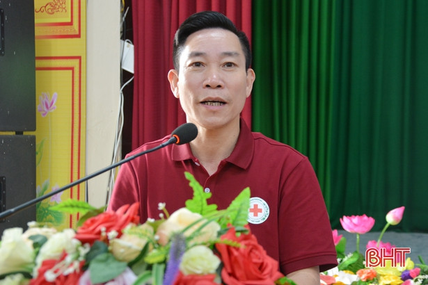 Trao quà cho 350 hộ dân TP Hà Tĩnh bị ảnh hưởng bởi dịch COVID-19