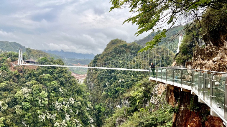 Việt Nam sắp khánh thành cây cầu kính qua vách núi dài nhất thế giới - 3 Việt Nam sắp khánh thành cây cầu kính qua vách núi dài nhất thế giới