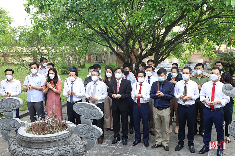 Lãnh đạo Hà Tĩnh dâng hương tưởng nhớ cố Tổng Bí thư Hà Huy Tập