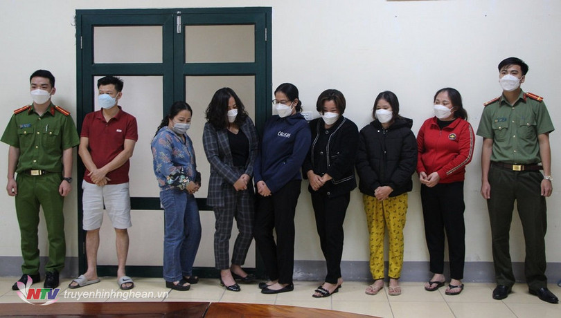 Một số đối tượng trong đường dây đánh bạc dưới hình thức ghi lô, đề. Phá đường dây ghi lô, đề giao dịch hơn 75 tỉ đồng do “nữ quái” cầm đầu