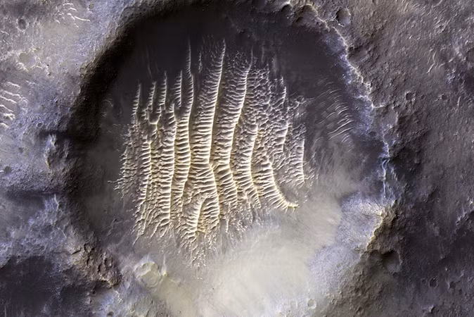 Hoa văn kỳ lạ trong miệng hố sao Hỏa