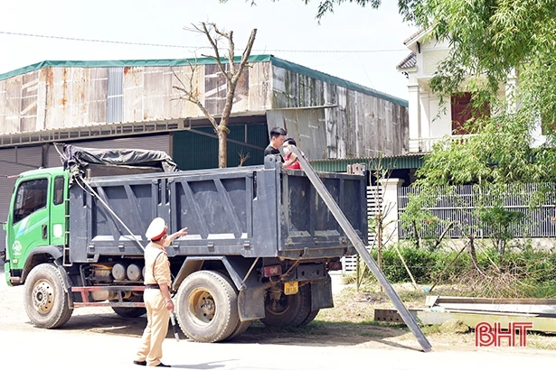 Hà Tĩnh kiên quyết xử lý xe quá khổ, quá tải, đảm bảo ATGT dịp lễ 30/4 và 1/5