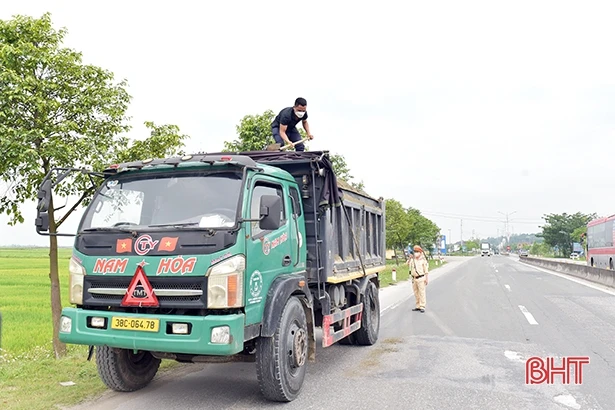 Hà Tĩnh kiên quyết xử lý xe quá khổ, quá tải, đảm bảo ATGT dịp lễ 30/4 và 1/5