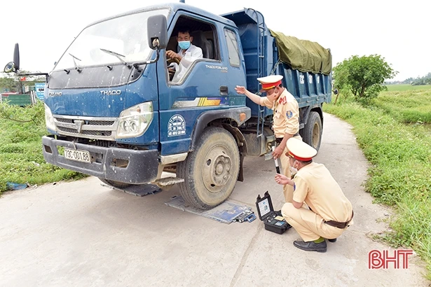 Hà Tĩnh kiên quyết xử lý xe quá khổ, quá tải, đảm bảo ATGT dịp lễ 30/4 và 1/5