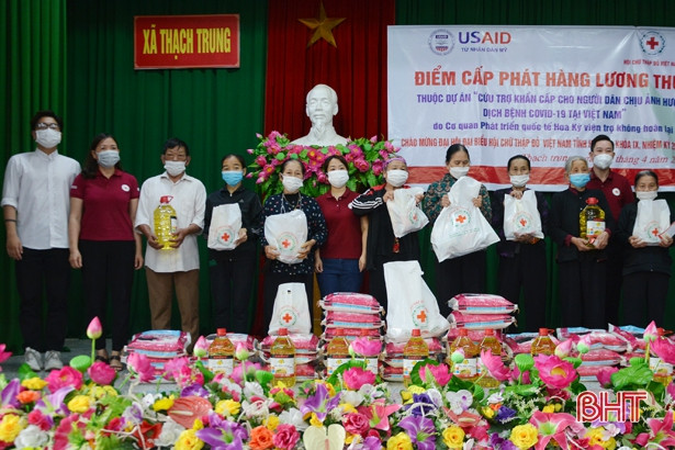 Trao quà cho 350 hộ dân TP Hà Tĩnh bị ảnh hưởng bởi dịch COVID-19