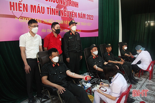 Cán bộ, chiến sỹ Tiểu đoàn Cảnh sát cơ động số 2 hiến 203 đơn vị máu