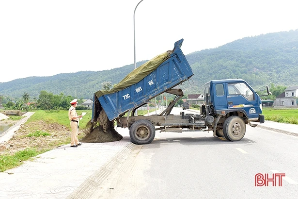 Hà Tĩnh kiên quyết xử lý xe quá khổ, quá tải, đảm bảo ATGT dịp lễ 30/4 và 1/5