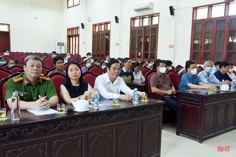 Trao hỗ trợ 900 triệu đồng cho hộ nghèo, gia đình chính sách và học sinh, sinh viên ở Hương Khê