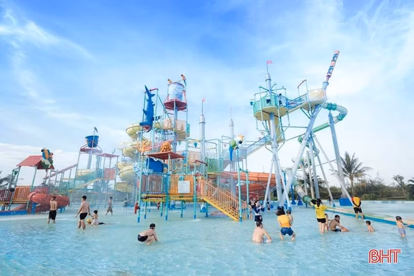 Phố biển Lộc Hà rộn ràng trước ngày khai trương mùa du lịch mới