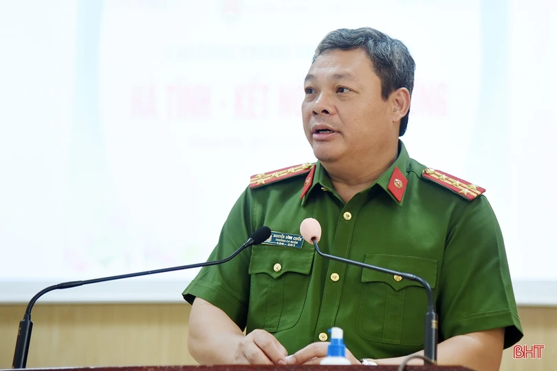 Trao hỗ trợ 900 triệu đồng cho hộ nghèo, gia đình chính sách và học sinh, sinh viên ở Hương Khê