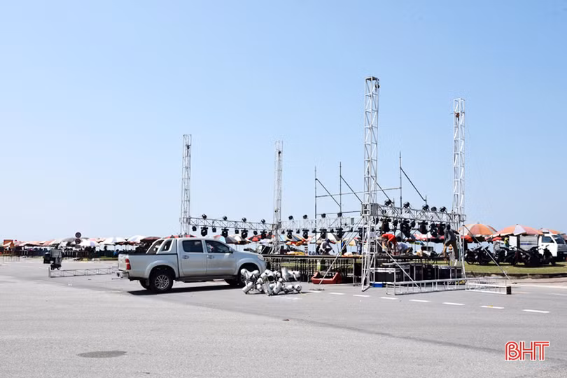 Phố biển Lộc Hà rộn ràng trước ngày khai trương mùa du lịch mới