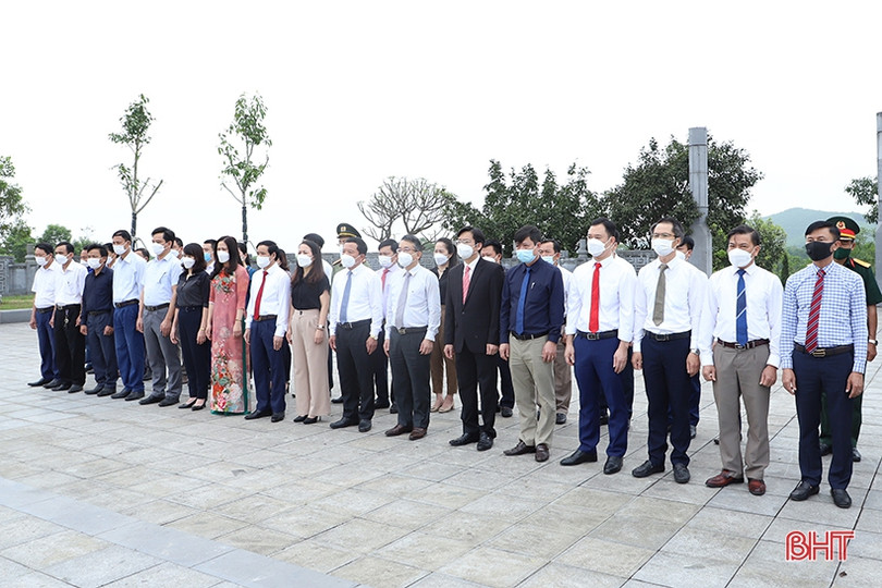 Lãnh đạo Hà Tĩnh dâng hương tưởng nhớ cố Tổng Bí thư Hà Huy Tập