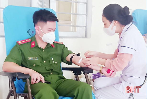 2 cán bộ công an xã ở Hà Tĩnh kịp thời hiến máu cứu người