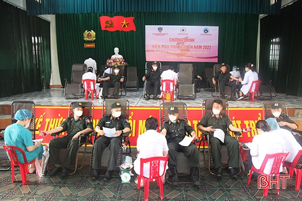 Cán bộ, chiến sỹ Tiểu đoàn Cảnh sát cơ động số 2 hiến 203 đơn vị máu