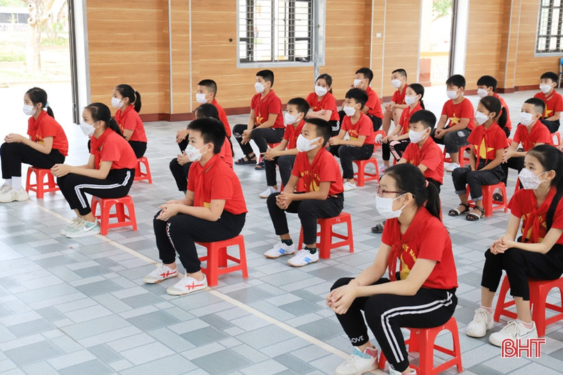 Tặng thiết bị thể thao cho 2 trường học ở Nghi Xuân