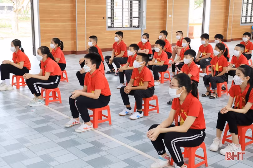 Tặng thiết bị thể thao cho 2 trường học ở Nghi Xuân