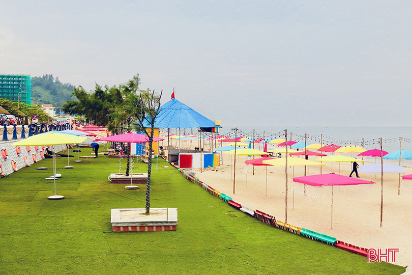 Du khách đổ đi xem khoảnh khắc kỳ thú mặt trời mọc và lặn cùng lúc