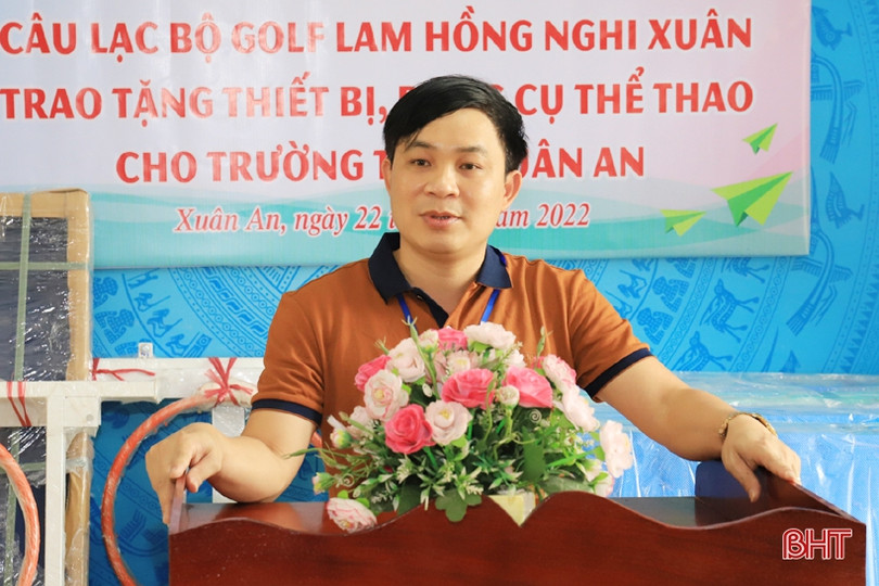 Tặng thiết bị thể thao cho 2 trường học ở Nghi Xuân