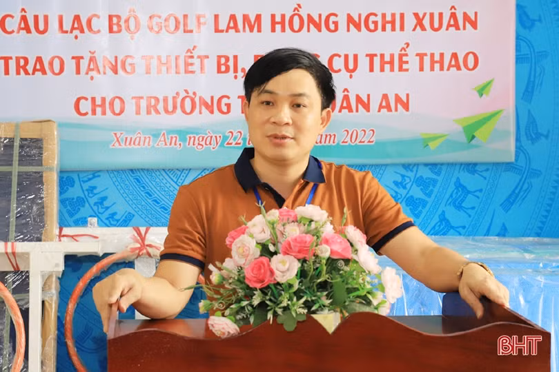 Tặng thiết bị thể thao cho 2 trường học ở Nghi Xuân