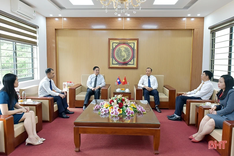 Tổng Lãnh sự quán CHDCND Lào chào xã giao lãnh đạo Hà Tĩnh