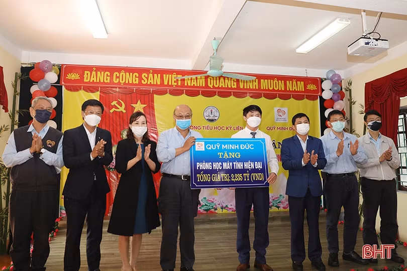 Quỹ Minh Đức - Formosa Hà Tĩnh trao tặng phòng học máy tính cho Trường Tiểu học Kỳ Liên