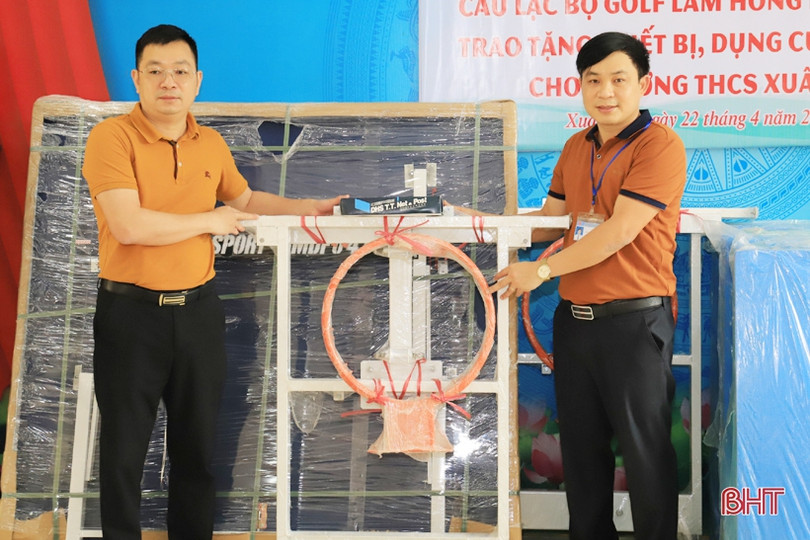 Tặng thiết bị thể thao cho 2 trường học ở Nghi Xuân