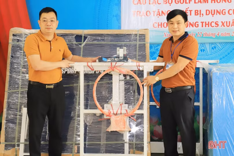 Tặng thiết bị thể thao cho 2 trường học ở Nghi Xuân