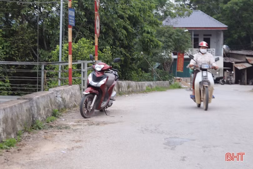 Hơn 3 năm, chưa khắc phục điểm sạt lở trên đường trục xã ở Vũ Quang