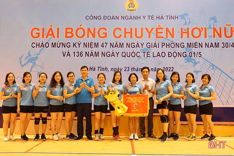 Đội nữ CDC Hà Tĩnh nhất Giải Bóng chuyền hơi Công đoàn ngành y tế năm 2022