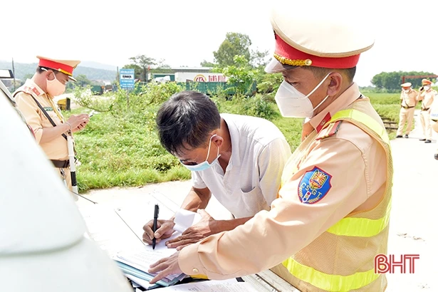 Hà Tĩnh kiên quyết xử lý xe quá khổ, quá tải, đảm bảo ATGT dịp lễ 30/4 và 1/5