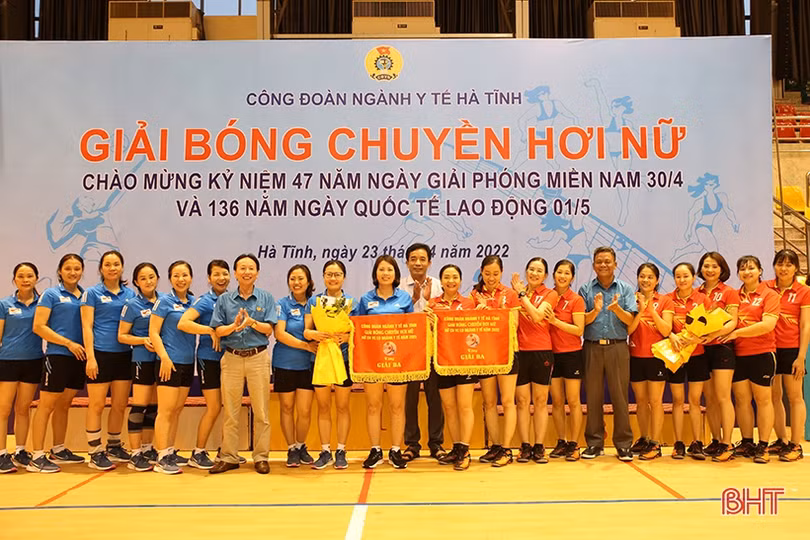 Đội nữ CDC Hà Tĩnh nhất Giải Bóng chuyền hơi Công đoàn ngành y tế năm 2022