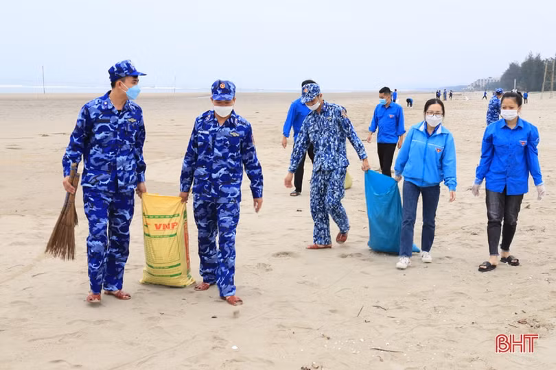 Thanh niên Nghi Xuân và Hải đội 102 ra quân làm sạch bãi biển