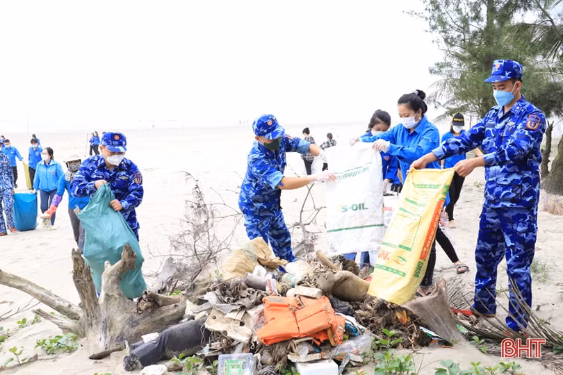 Thanh niên Nghi Xuân và Hải đội 102 ra quân làm sạch bãi biển