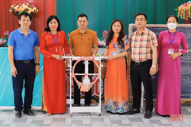 Tặng thiết bị thể thao cho 2 trường học ở Nghi Xuân